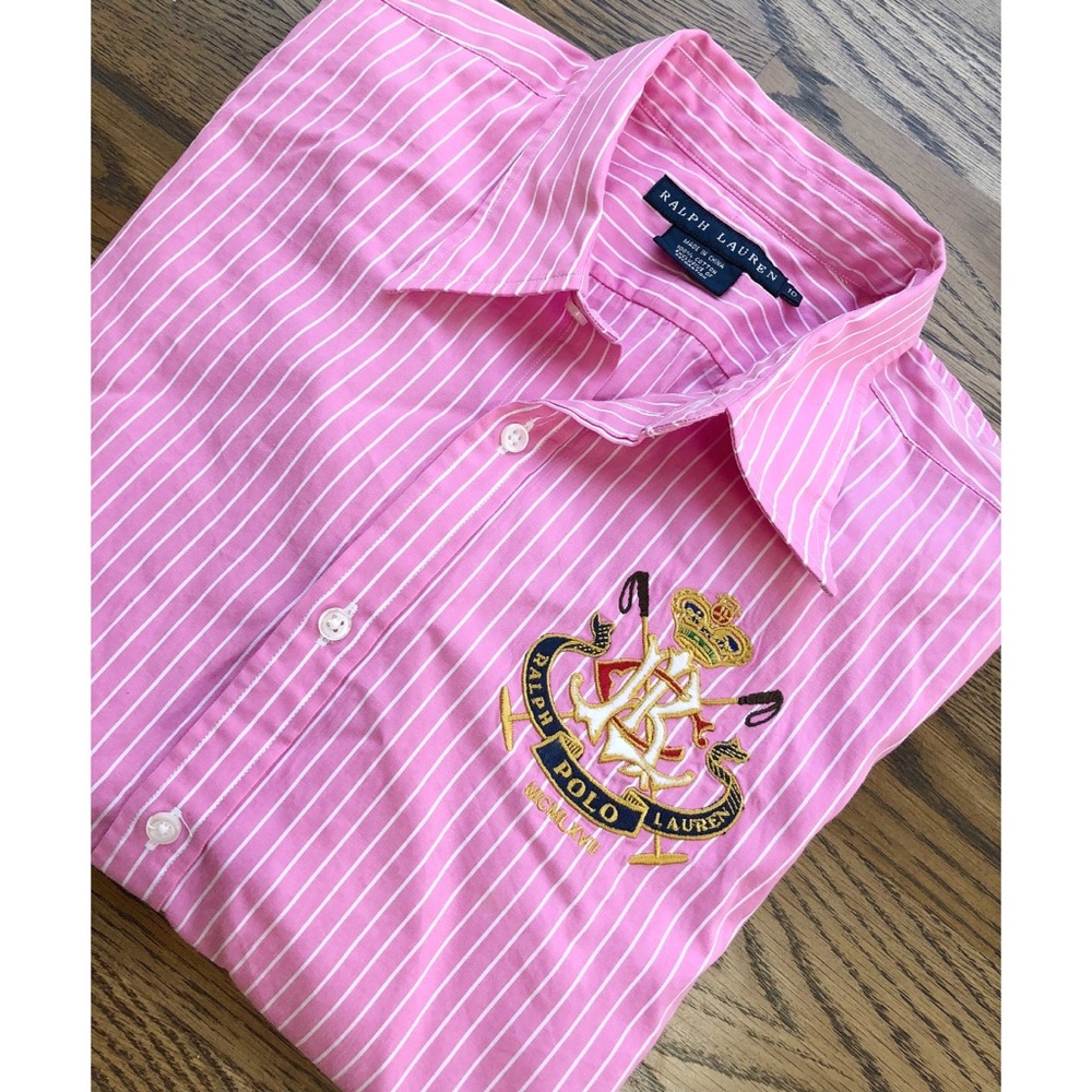 🐎Pink and white striped button down shirt!🐎